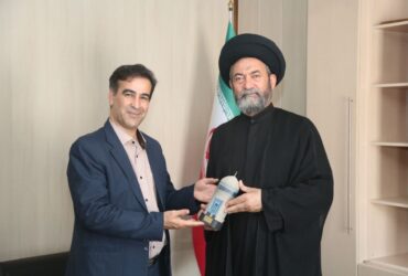 اهدای تندیس سی‌ونهمین جشنواره قرآن و عترت دانشگاه‌های کشور به آیت الله عاملی