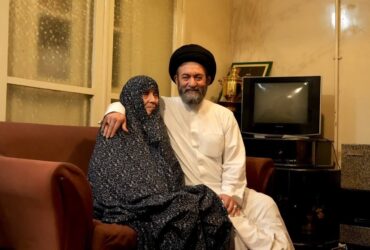 دست بوسی آیت الله عاملی از والده مکرمشان در روز مادر